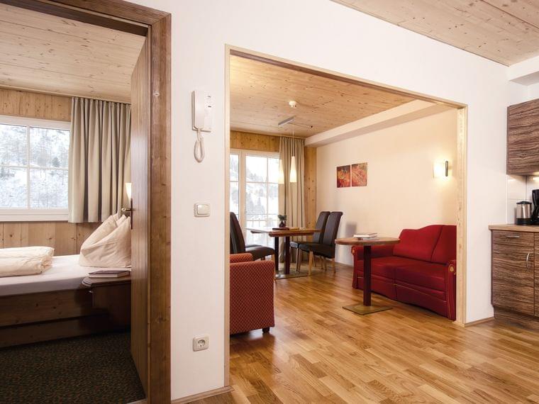 Smaragd Suite Moderne Ferienwohnung mit Holzboden, Küchenzeile und Essbereich